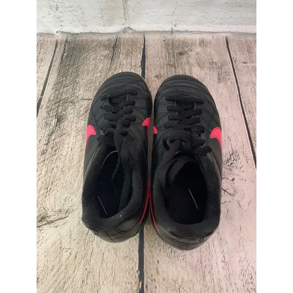 NIKE Girl's Black/Pink Soccer Cleats / Size: 10C